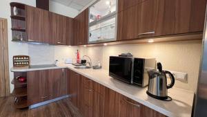 瓦尔米耶拉RIGA street Apartments 54的厨房配有微波炉和台面上的咖啡壶