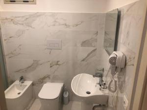 雷焦卡拉布里亚美丽之家公寓的白色的浴室设有水槽和卫生间。