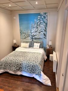 Saint-FulgenceSuite 3, Flèche du fjord, vue Saguenay, Mont Valin的一间卧室配有一张壁画床