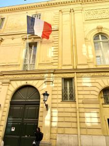 尼斯Sublime Appartement 2 pièces au cœur de la Vieille Ville的建筑物前悬挂的旗帜