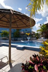 自由港市Ocean Reef Yacht Club & Resort的一个带遮阳伞和游泳池的庭院