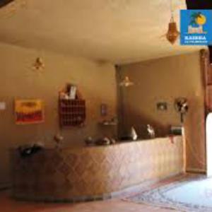 梅尔祖卡Hostel la palmeraie merzouga的浴室设有两个盥洗盆和台面