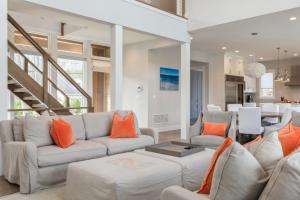 萨格港Villa Kimaal - Luxury with pool的客厅配有白色家具和橙色枕头。