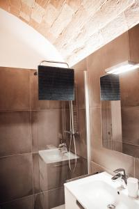 班约莱斯Ca lEspardenyer的一间带水槽和镜子的浴室