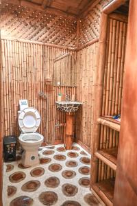 IcononzoSikeo Eco Glamping的木质结构的浴室设有卫生间