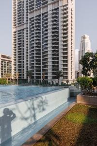 迪拜Burj Khalifa View & Creek lagoon的一座高楼前的游泳池