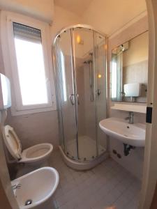 里米尼Activ Hotel Salsedine的带淋浴、卫生间和盥洗盆的浴室
