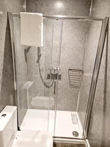 利斯卡德Wheal Tor Hotel & Glamping的浴室里设有玻璃门淋浴