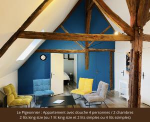 欧塞尔Le Pigeonnier centre historique Auxerre的客厅设有蓝色的墙壁和木梁。