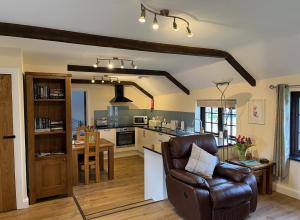 特鲁罗Maple & Beech Barns的带沙发的客厅和厨房