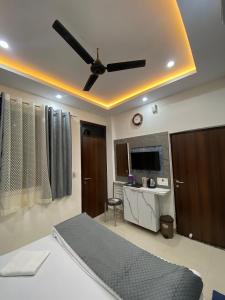 瓦拉纳西Shivraj Inn的一间卧室配有一张床和吊扇
