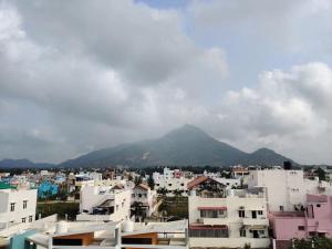 蒂鲁瓦纳马莱Arunai Bliss的享有以山为背景的城市美景