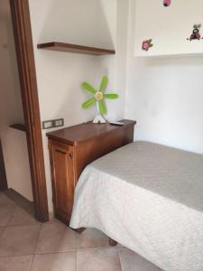 圣托斯特凡诺港La Casetta的一间卧室,配有一张床和一张桌子上的植物