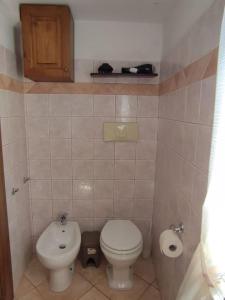 圣托斯特凡诺港La Casetta的一间带卫生间和水槽的小浴室