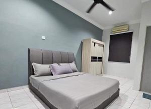 淡文Tambun Sunway Homestay的一间卧室设有一张大床和一台平面电视。