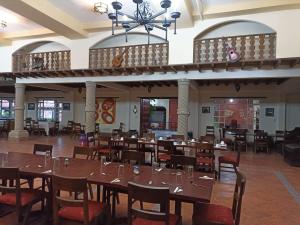 科塔卡奇HOSTERIA RANCHO SANTA FE的用餐室配有木桌和椅子