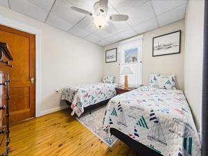 比奇港Traynor 1的一间卧室配有两张床和吊扇