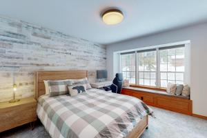 玛瑙湾Blue Skies & Bay Bliss的一间卧室设有一张床和一个窗口