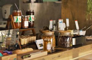 马诺斯克Ibis Budget Manosque Cadarache的装有蜂蜜罐子和其他食品的柜台