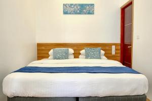 达拉万度Manta Sky Inn的一间卧室配有一张带蓝色枕头的大床
