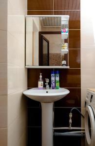 科克舍套2 комнатная квартира, по суточно, напротив ТД Сырымбет的浴室设有白色水槽和镜子