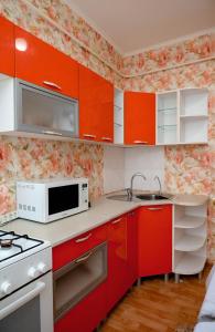 科克舍套2 комнатная квартира, по суточно, напротив ТД Сырымбет的一间带红色橱柜和微波炉的厨房