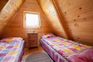 NiegowaDomki Niegowa的小木屋内的两张床,设有窗户