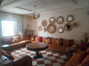 马拉喀什DAR SARSAR airport的客厅配有沙发和墙上的镜子