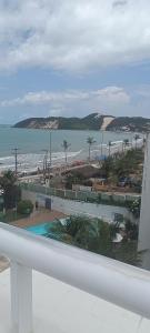 纳塔尔Beira-Mar flat 310 Ponta Negra Beach的阳台享有海滩和大海的景致。
