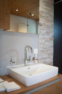 艾姆敦Apartment Bergdohle的浴室设有白色水槽和镜子