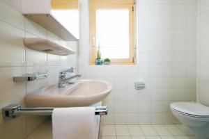 艾姆敦Apartment Brugg的白色的浴室设有水槽和卫生间。