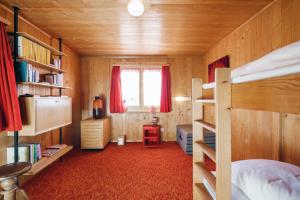 艾姆敦Chalet Engihalde的一间卧室设有两张双层床和一扇窗户。