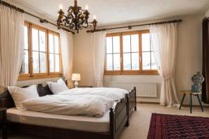 艾姆敦特莱斯亚度假屋的一间卧室配有一张大床、吊灯和窗户