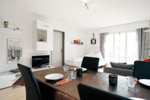 艾姆敦Apartment Panoramablick的客厅配有桌椅和沙发