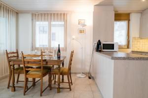 艾姆敦Apartment Grossgaden的厨房配有桌椅和微波炉。