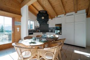 艾姆敦Apartment zum Leist的厨房设有木制天花板和桌椅