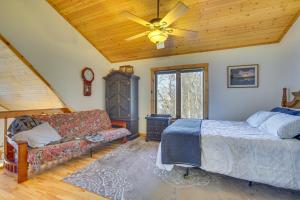 Spacious Stoddard Retreat on Mississippi River!的一间卧室配有一张床和吊扇