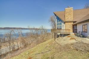Spacious Stoddard Retreat on Mississippi River!的水景度假屋