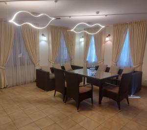 基辅昂诺沃登德拉酒店的一间带桌椅的用餐室