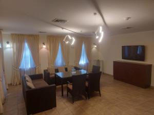 基辅昂诺沃登德拉酒店的一间带桌椅和电视的用餐室