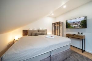 比勒费尔德Apartment Milse - Modern. Stylisch的卧室配有一张白色大床和电视。
