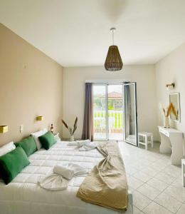 拉加纳斯Lunzi Verde的大卧室配有一张带绿色枕头的大床
