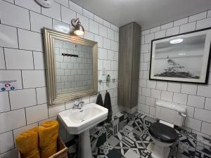 剑桥价值别墅酒店的一间带水槽和卫生间的浴室