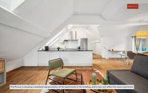 迪蒂孔Budget Living in the outskirts of Zurich的带沙发的客厅和厨房