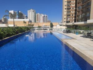阿瓜斯克拉腊斯Lindo Apartamento dentro do Shopping的一座蓝色海水的大型游泳池