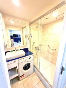 巴统ORBI CITY sea的一间带洗衣机和淋浴的浴室