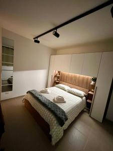 拉奎拉Santa Chiara的一间卧室配有一张床,上面有两条毛巾
