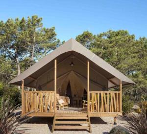 利亚内斯里约普隆营地旅馆的一个带甲板和椅子的大帐篷