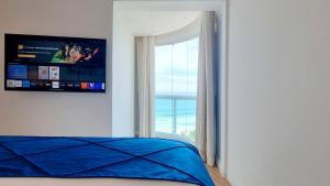 里约热内卢Wyndham Rio Barra的一间卧室设有一张床和一个大窗户