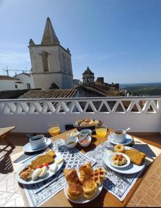 蒙萨拉什Casa Dona Antonia - Monsaraz的阳台上的桌子上摆着早餐食品和饮料